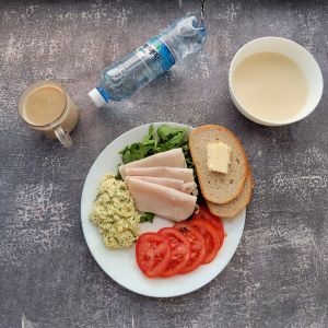 Dieta łatwostrawna  Kawa zbożowa z mlekiem kasza kukurydziana na ml Bułka pszenna długa krojona Masło extra Szynka tostowa- drobiowa, średnio rozdrob. Zielona pasta jajeczna Pomidor Rukola Woda mineralna